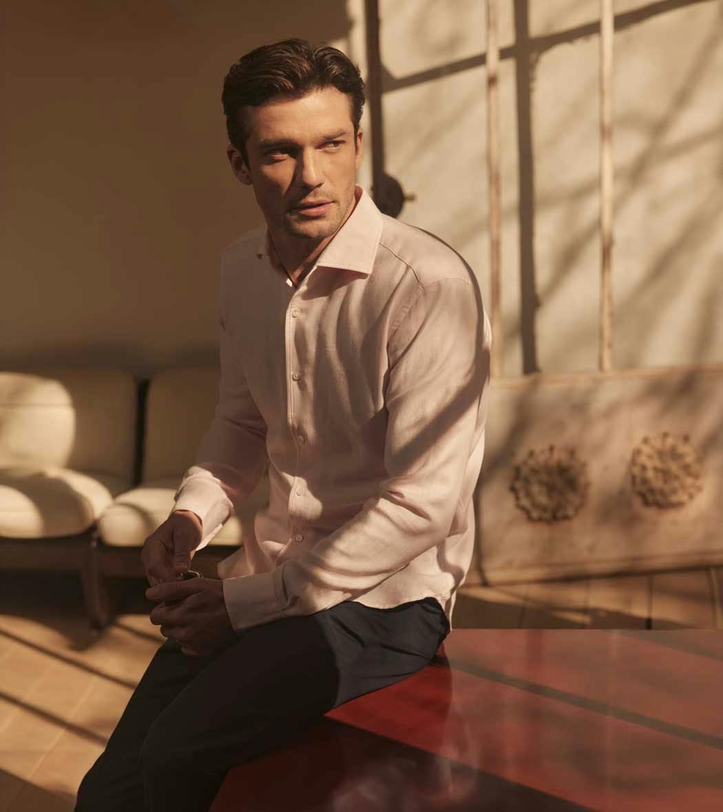 Luca Faloni model wearing cashmere cotton shirt in light pink color
