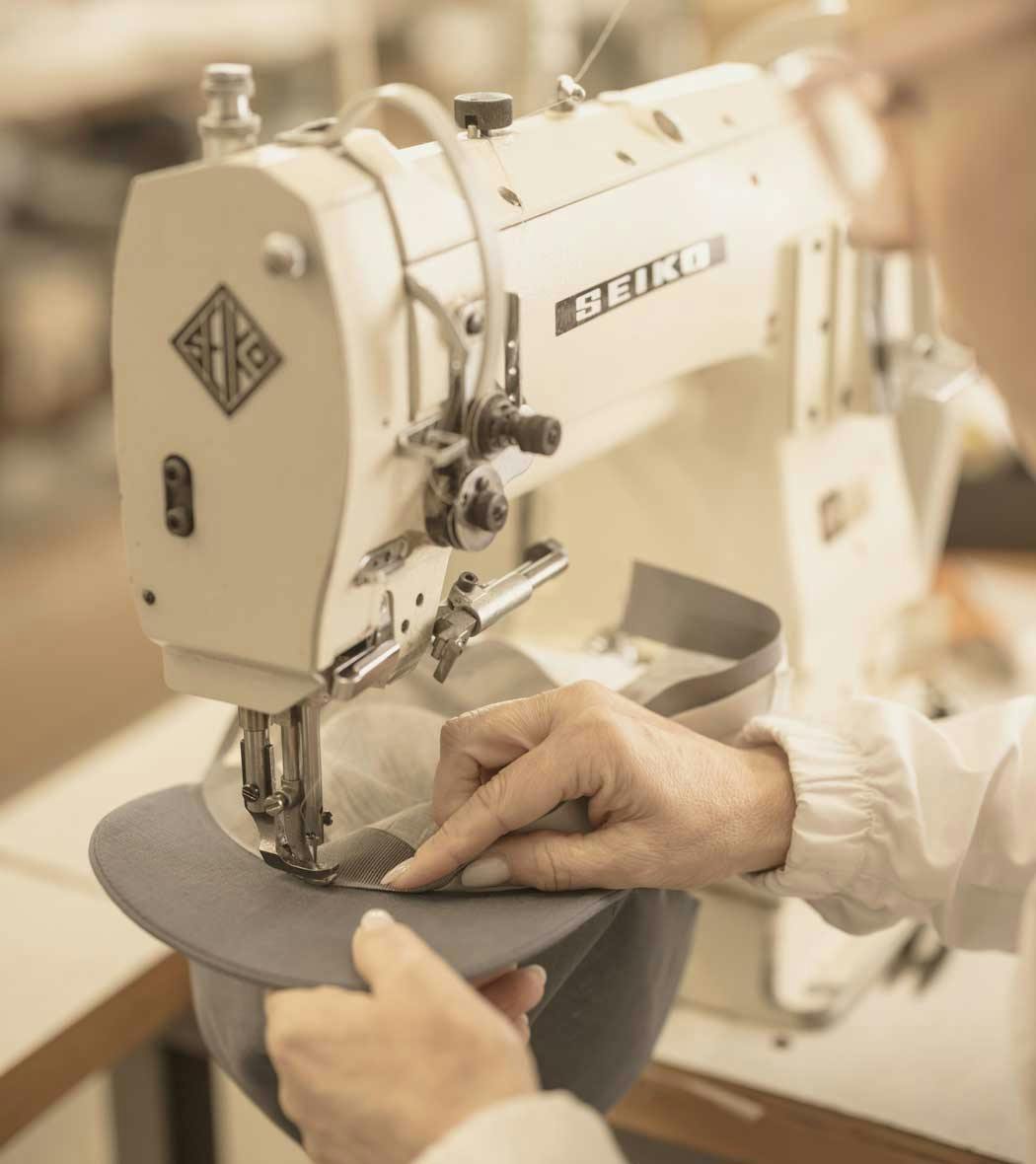 Sewing machine that sews the details of the linen cap